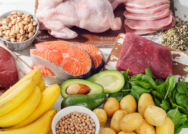 Bild av källor till B-vitamin som kött, nötter, avokado, frukt, frön