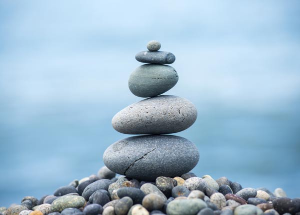 Bild av stenar som balanserar på varandra