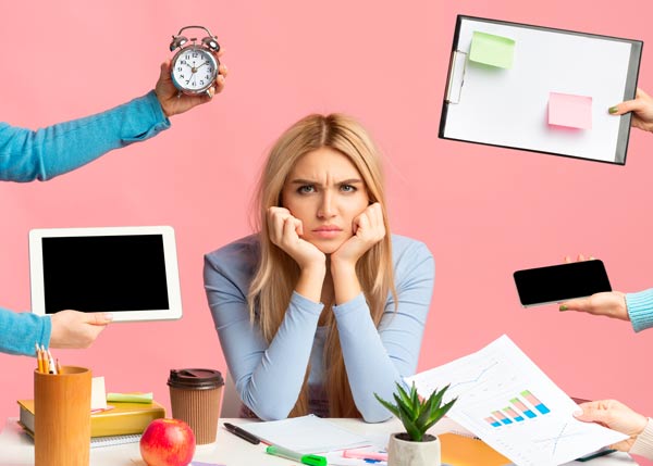 Humoristisk bild av irriterad kvinna i stressig kontorsmiljö